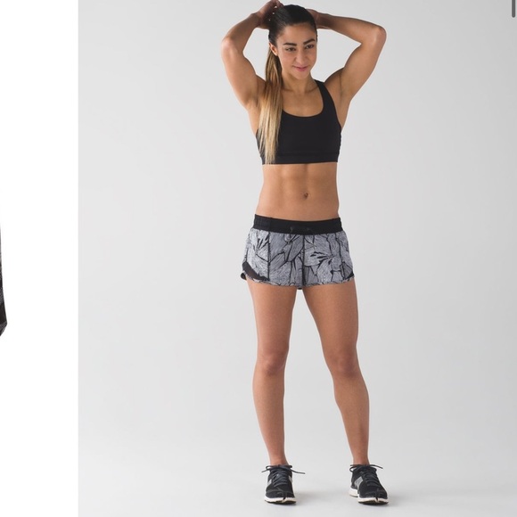 Lululemon hotty hot shorts in dotty tribe size 6 - Picture 2 of 5